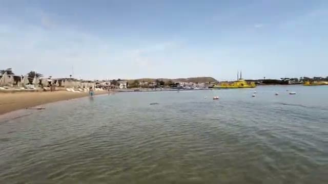 La distesa di sabbia della baia di Sharm el Maya vista dall'acqua, con le boe che delimitano la zona balneabile