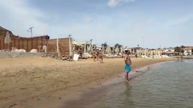 La riva del Sinbad Beach con i bambini che giocano sulla sabbia bagnata davanti ai lettini