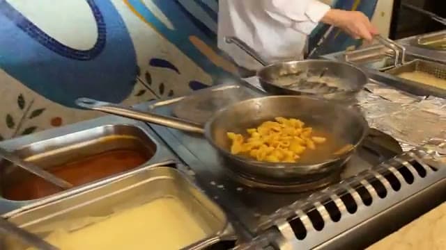 L'angolo del buffet dove preparano al momento pasta e patate allo StGeorge Homestay Xperience