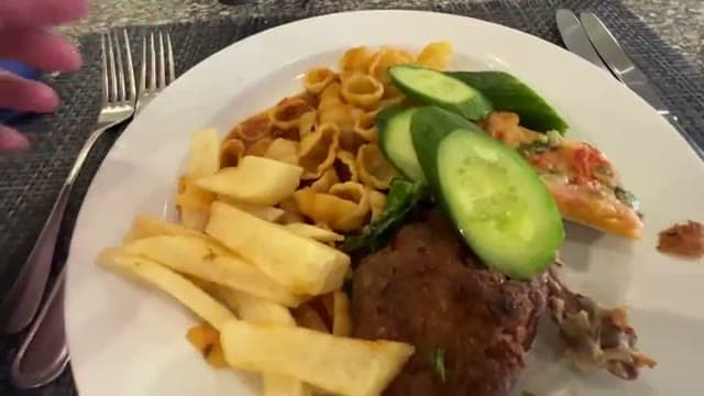 Il buffet dello StGeorge Homestay Xperience: patate fritte, pollo e pasta assaggiati durante il soggiorno