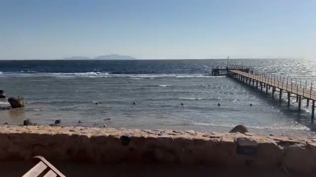 Il mare aperto e il pontile nella zona con la barriera corallina migliore per lo snorkeling