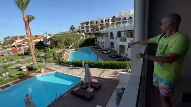 La vista dal balcone della camera sulla zona piscine del Sunrise Arabian Beach Resort, con l'isola di Tiran sullo sfondo