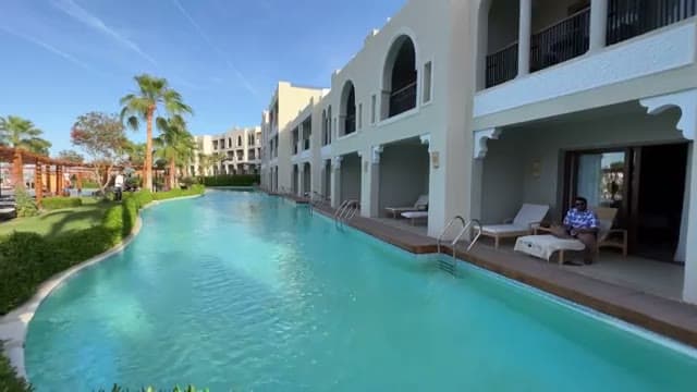 La piscina tranquilla del Sunrise Arabian Beach Resort con le swim-up room che si affacciano direttamente sull'acqua