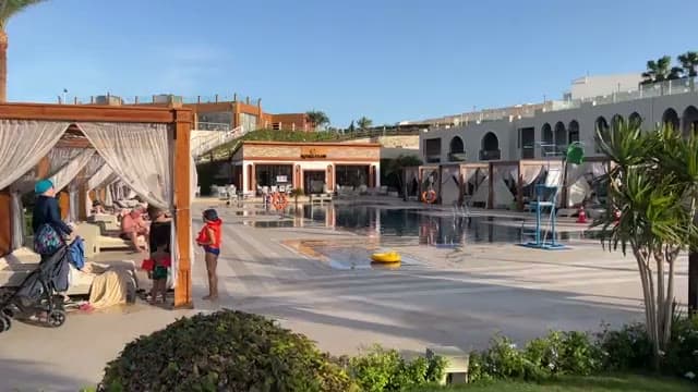 La piscina della zona Royal Club del Sunrise Arabian Beach Resort, circondata da gazebo e cabanas