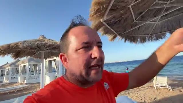 La spiaggia del Sunrise Arabian Beach Resort con i gazebo in paglia, uno dei punti migliori della baia per lo snorkeling