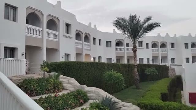 Gli edifici bianchi con archi e balconcini del Sunrise Diamond visti dai giardini, dove si trova l'edificio 11