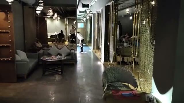 La sala del ristorante indiano à la carte del Sunrise Diamond, con le decorazioni dorate e le poltroncine