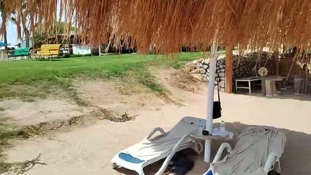 La spiaggia del Sunrise Diamond con gli ombrelloni di paglia e i lettini affacciati sulla baia tranquilla
