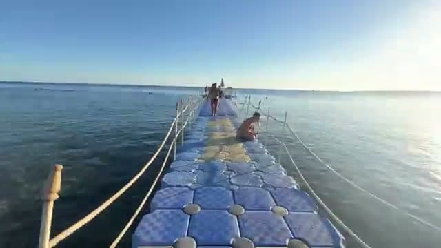 Il pontile galleggiante del Sunrise Remal Beach che porta sopra la barriera corallina, con l'acqua trasparente ai lati