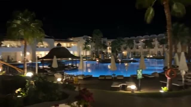 La piscina centrale illuminata del Sunrise Remal Resort, l'hotel gemello senza spiaggia, vista la sera prima dello show