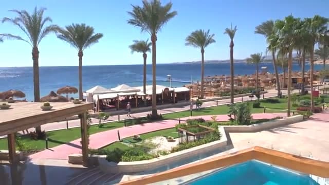 La vista sul Mar Rosso e sui giardini del resort dalla grande finestra della reception del Sunrise Remal Beach