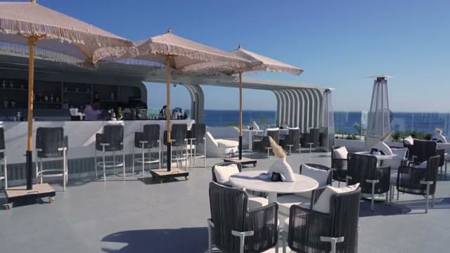 Il bar sulla terrazza del Sunrise White Hills con gli ombrelloni in fibra naturale e i tavolini affacciati sul Mar Rosso