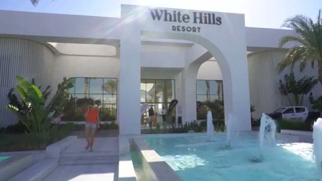 L'ingresso del Sunrise White Hills Resort con la fontana e la facciata bianca dalle forme arrotondate