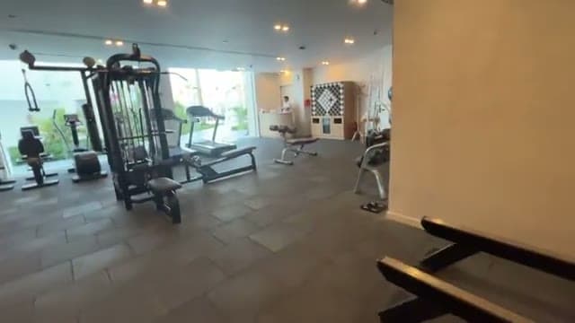 La palestra del Sunrise White Hills con i macchinari Technogym e le vetrate che affacciano sul giardino