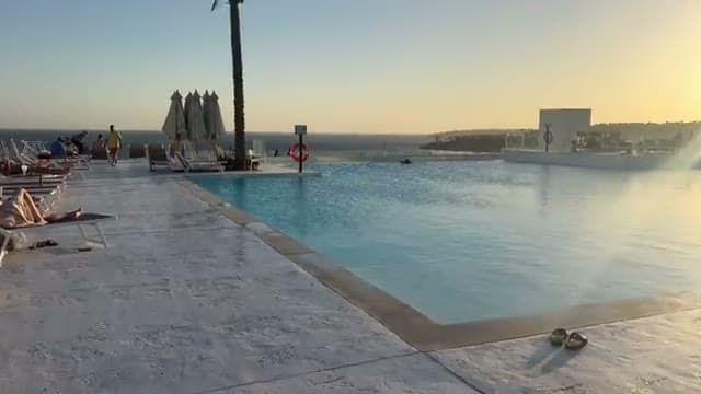 Il tramonto sulla piscina a sfioro del Sunrise White Hills, con l'acqua che si confonde con il Mar Rosso all'orizzonte