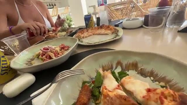 Il pranzo al bar della piscina del Sunrise White Hills: pizza, insalata e gamberi croccanti serviti nei piatti di ceramica