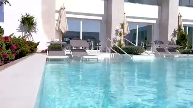 Una delle swim-up pool del Sunrise White Hills: le camere si affacciano direttamente sull'acqua con lettini e ombrelloni a bordo vasca