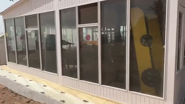 La palestra del Tropitel Dahab Hotel dentro una struttura simile a un capannone, vista dalle vetrate