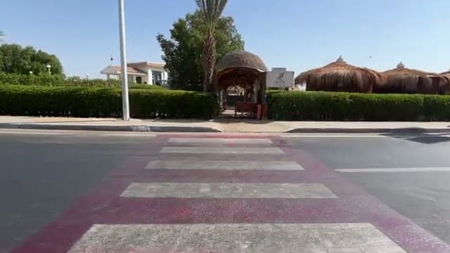 Le strisce pedonali di fronte al Turquoise che portano alla spiaggia convenzionata con l'hotel
