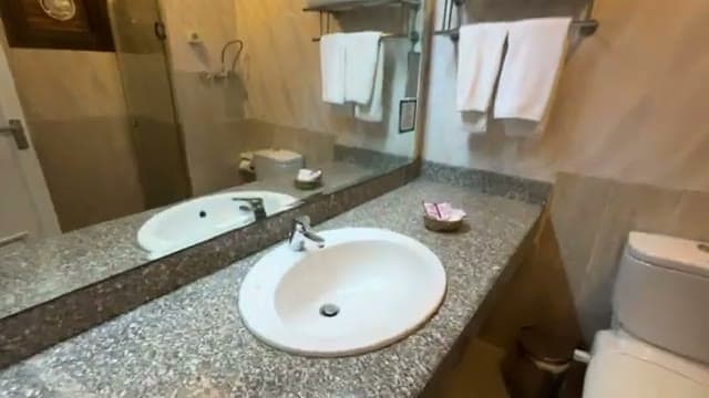 Il bagno della camera al Turquoise: essenziale, con doccia e i mini prodotti da bagno