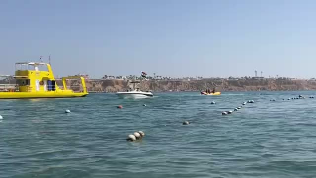 Le boe che segnano il limite della spiaggia del Turquoise, con le barche per la banana e il gommone trainato in acqua