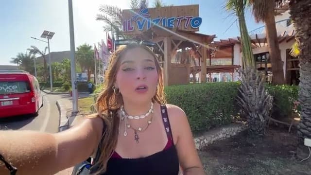 L'insegna del ristorante italiano Il Vizietto, proprio di fianco al Turquoise Hotel