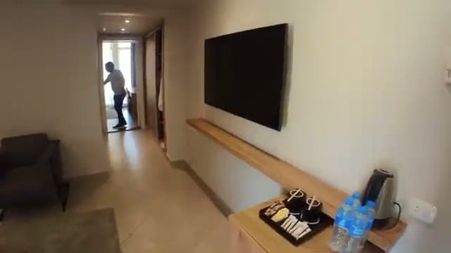 Il salone della family suite del V Hotel Sharm con divano e televisione, parte dell'appartamento fino a sei persone