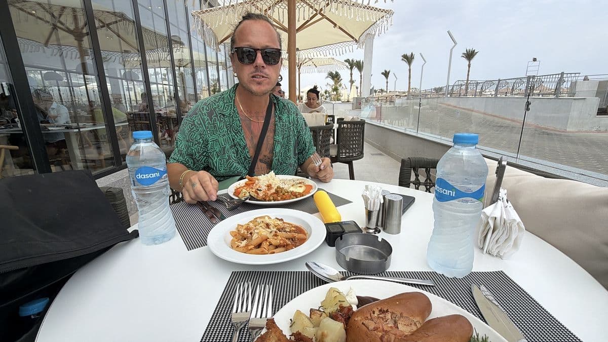 Il pranzo sulla terrazza del ristorante sul mare del V Hotel Sharm: pasta al ragù, riso e verdure