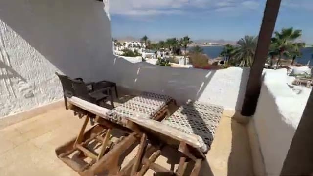 La terrazza privata della camera del Veraclub Reef, con due sdraio e vista sulla baia