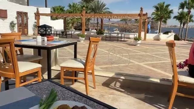 La colazione vista mare: ful egiziano, omelette e falafel serviti sulla terrazza del Veraclub Reef