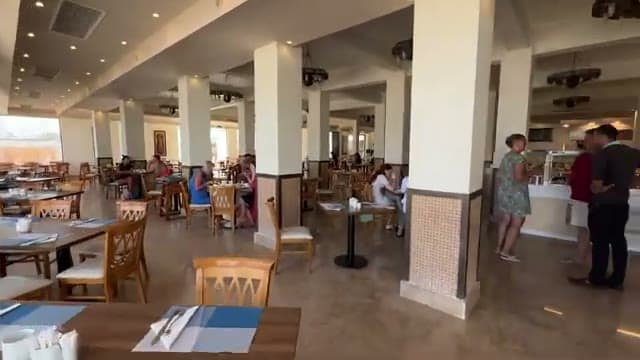 Il ristorante del Veraclub Reef: uno spazio ampio, bianco e pieno di luce