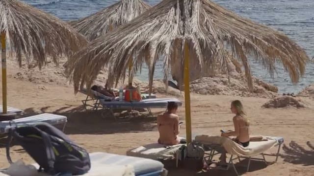 La spiaggia bassa del Veraclub Reef con i lettini sotto gli ombrelloni di paglia