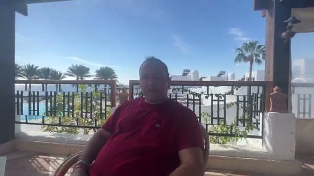 Relax sulla terrazza del Veraclub Reef, con la piscina e la baia sullo sfondo