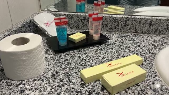 Il piano bagno in marmo dell'Xperience Kiroseiz Aquapark con i mini gadget e i saponi brandizzati Xperience