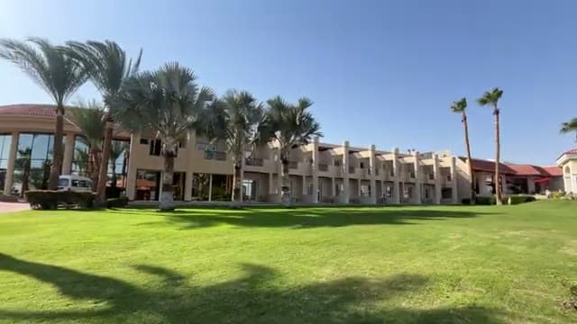 I giardini e i corpi camere dell'Xperience Kiroseiz Aquapark, nella parte interna di Naama Bay