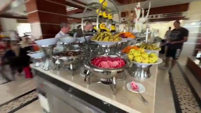 L'isola centrale del buffet della colazione all'Xperience Sea Breeze, con la frutta fresca e i dolci semplici ben presentati