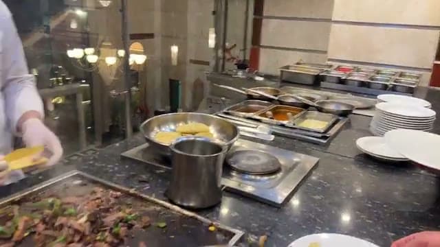 La postazione di cottura del buffet della cena all'Xperience Sea Breeze, con il cuoco che prepara al momento davanti agli ospiti