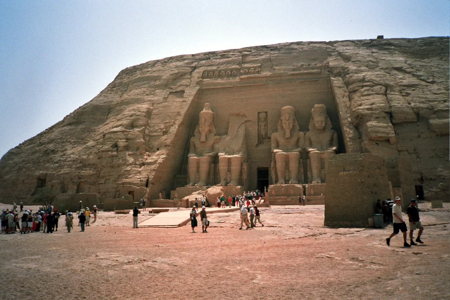 Il piazzale davanti al Tempio Grande di Abu Simbel a metà mattina, con i gruppi dei minibus arrivati da Assuan davanti ai colossi