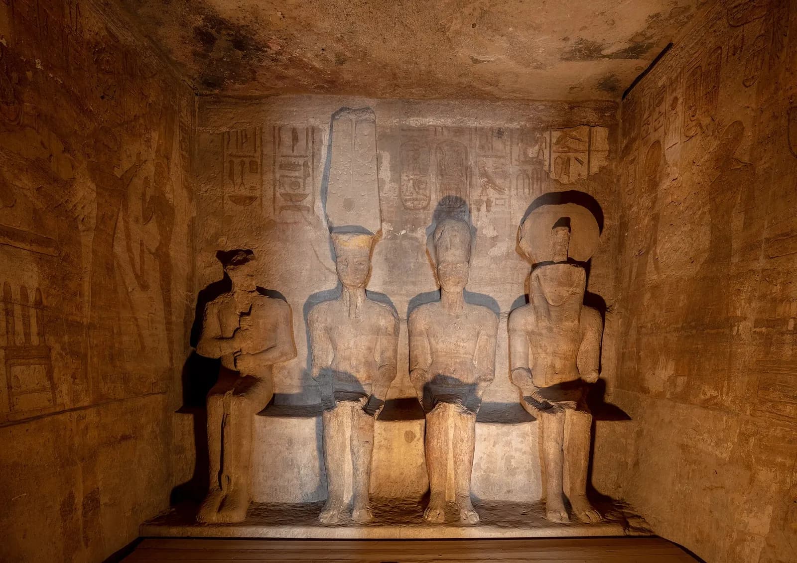 Il santuario del Tempio Grande di Abu Simbel con le quattro statue sedute: Ptah, Amon-Ra, Ramses II divinizzato e Ra-Horakhty, in fondo ai 60 metri di sale