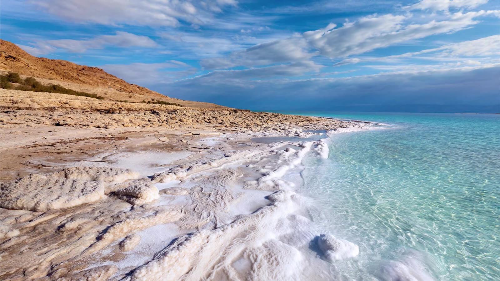 Riva del Mar Morto con le incrostazioni di sale