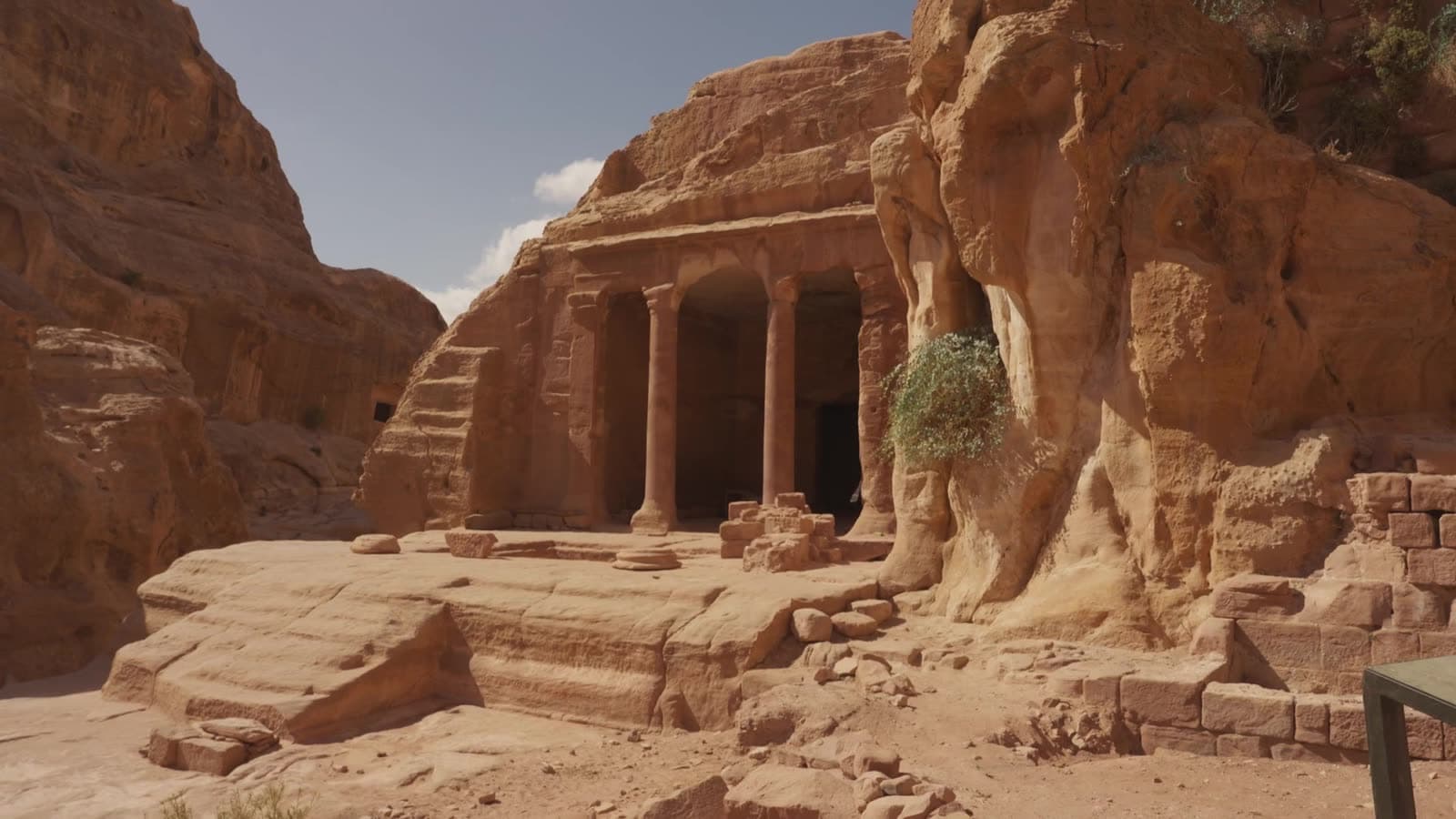Petra, tomba scavata nella roccia oltre il Tesoro