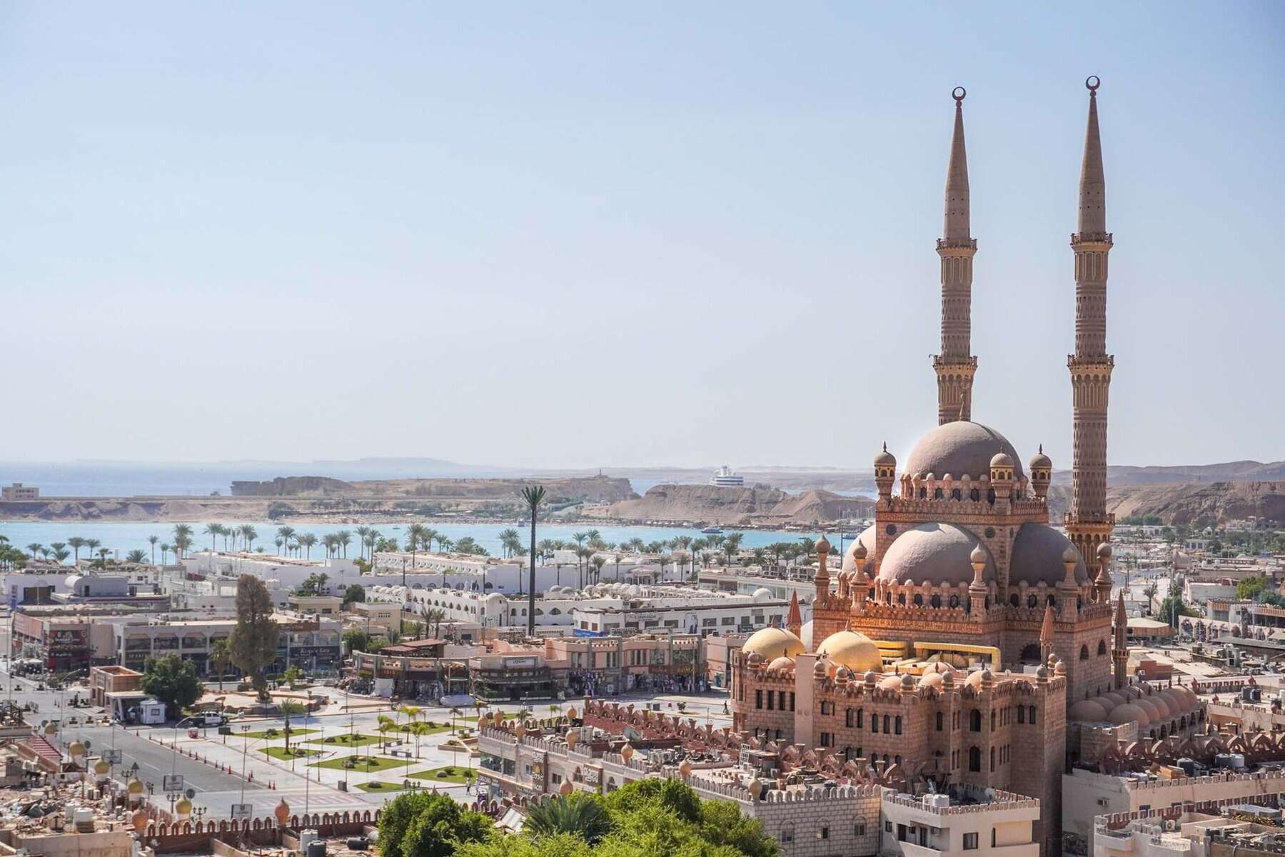 Le vie di Sharm Vecchia con i minareti della moschea Al Sahaba e le botteghe locali