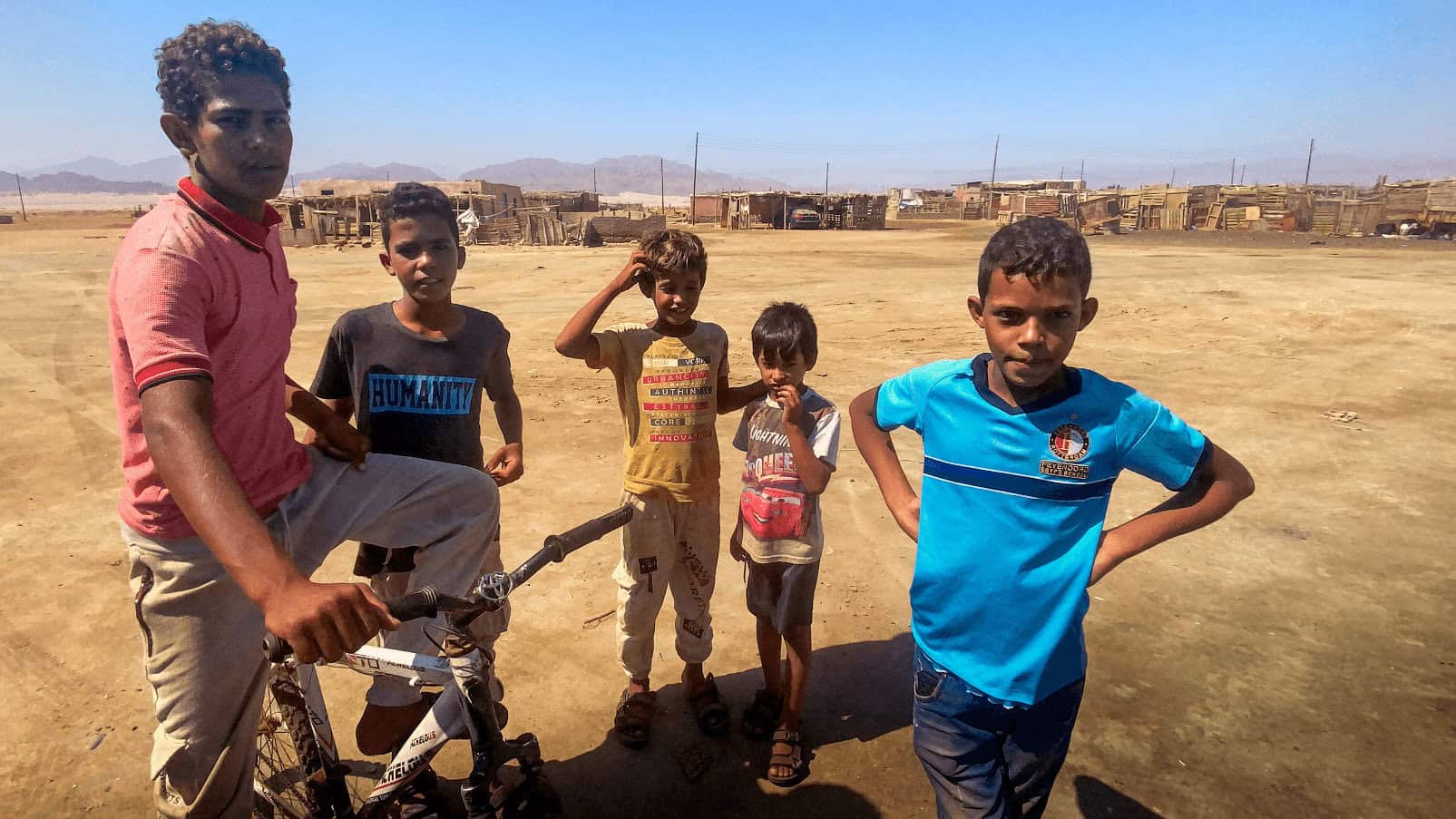 bambini beduini deserto