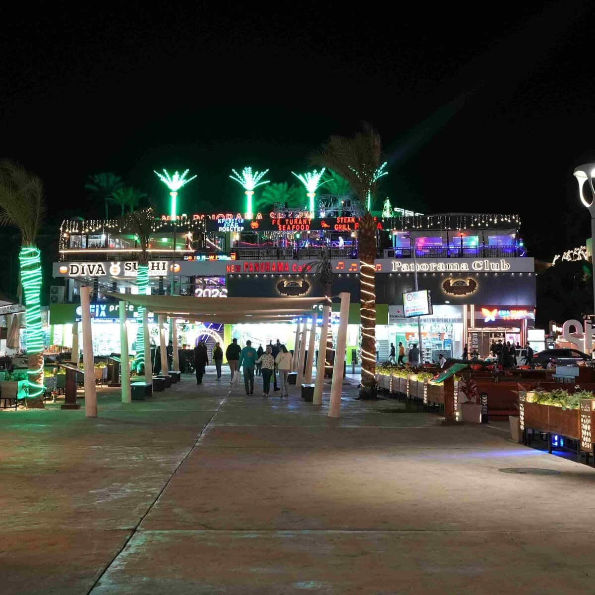 Le vie pedonali di Naama Bay illuminate di sera