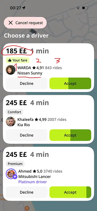 Schermata app ride sharing con tre opzioni di conducenti: WARDA su Nissan Sunny a 185 sterline egiziane, Khaleefa su Kia Rio Comfort a 245 sterline, Ahmed su Mitsubishi Lancer Premium a 245 sterline