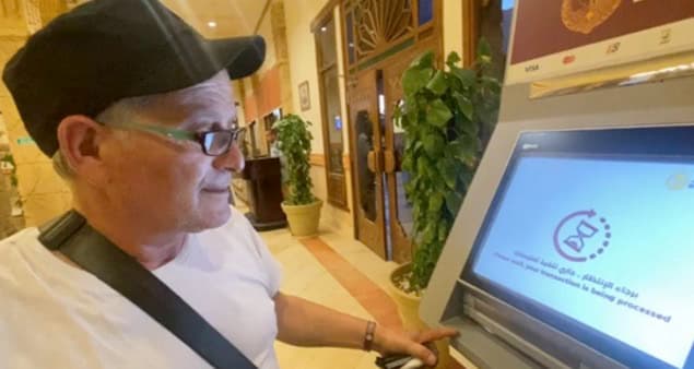 Uomo cambia soldi alla macchinetta in egitto
