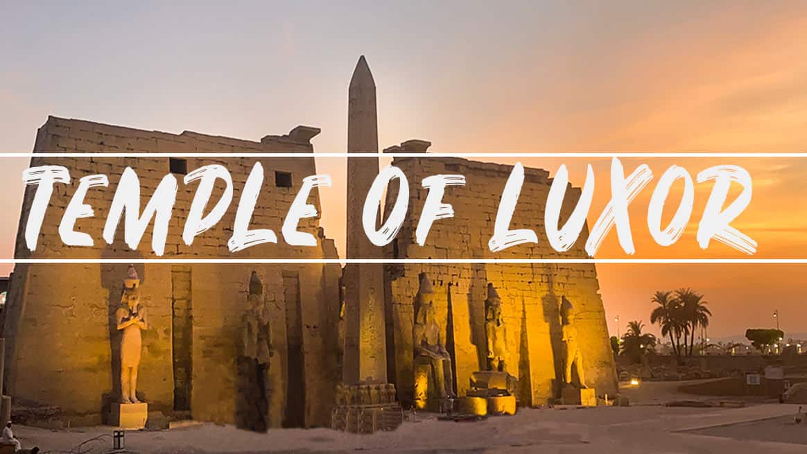 Il Tempio di Luxor al tramonto con colonne illuminate e obelisco centrale, palme sullo sfondo
