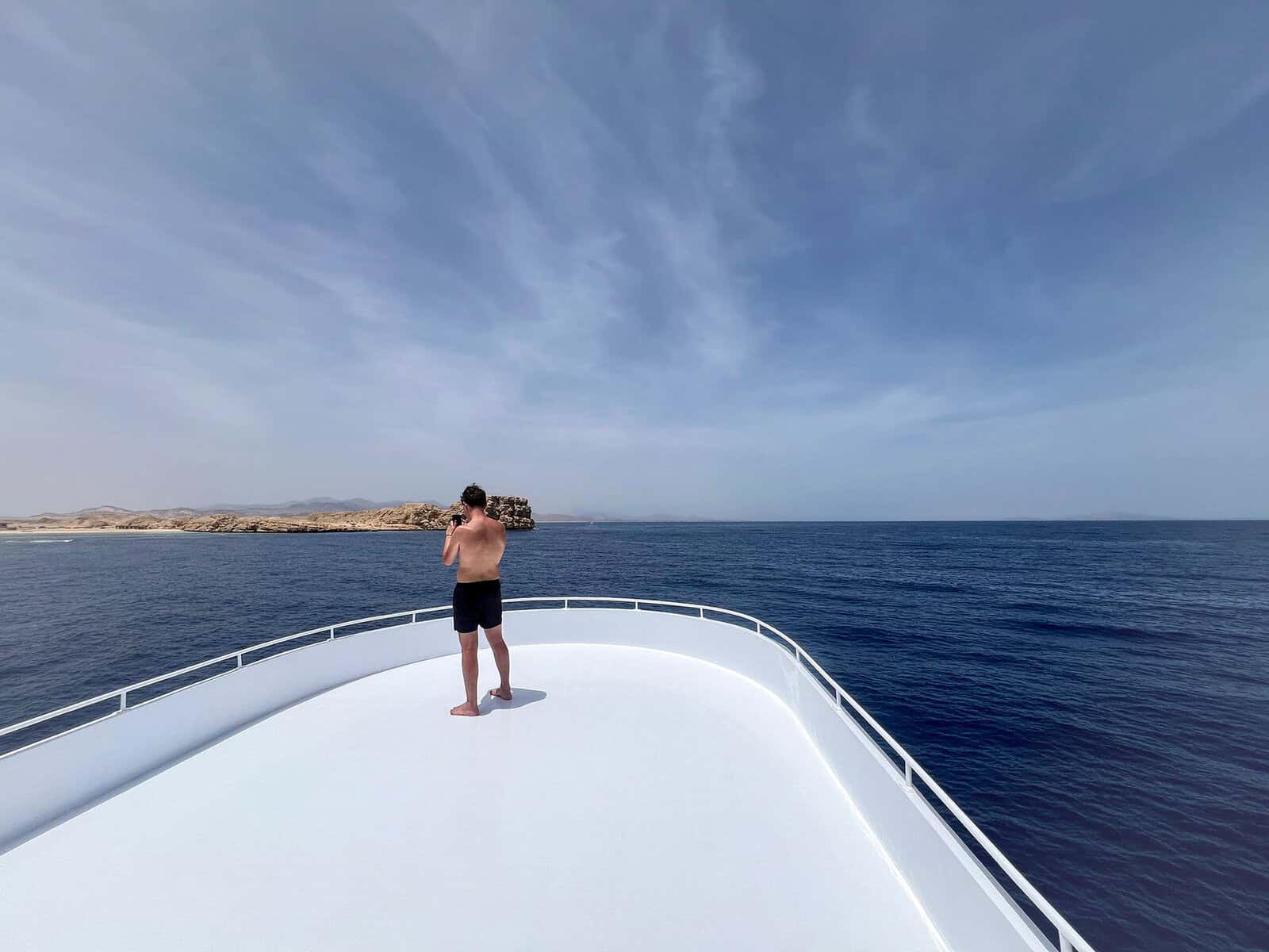 cliente a poppa della barca nelle acque di sharm