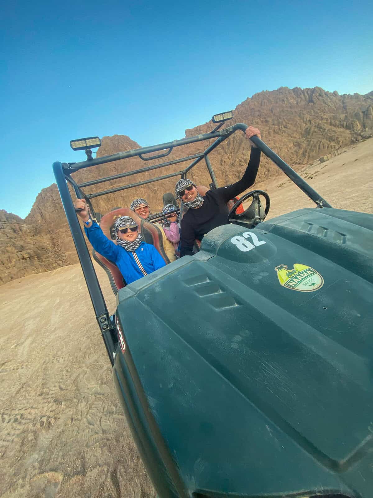 famiglia seduta nel buggy family a 4 posti del deserto
