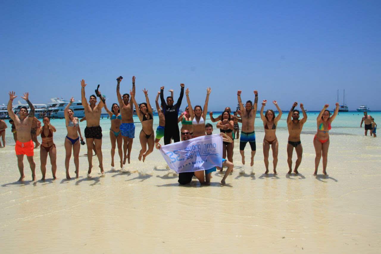 gruppo salta all isola che non c' e'